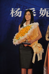 组图：《圣诞玫瑰》发布会 桂纶镁送杨采妮玫瑰