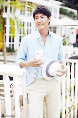 组图：张天其初秋写真 儒雅绅士笑容灿烂