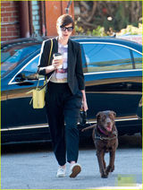 组图：安妮-海瑟薇带爱犬散步 手遮脸不愿被拍