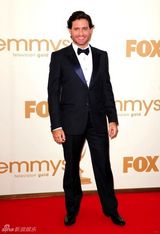 组图：艾美奖红毯 埃德加-拉米雷兹络腮胡微笑迷人