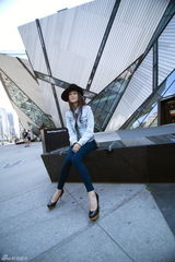 组图：秦岚休闲风写真 浪漫出游展甜美笑容