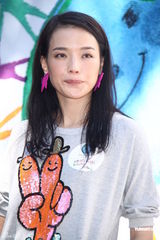 组图：舒淇不回应感情事 当妈五分钟直喊累