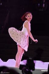 组图：王菀之香港办首场个唱 容祖儿方大同捧场