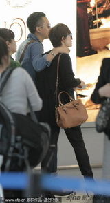 组图：邓超孙俪撇爱子出行 恩爱搭背惹人羡