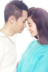 组图：李晟何晟铭情侣大片 亲密依偎显甜蜜