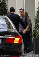 组图：《蝙蝠侠3》主创离开巴黎 海瑟薇边走边聊