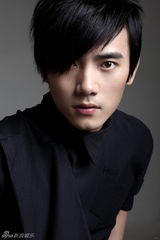 组图：华纳音乐才子黄阅全新写真 帅气有型