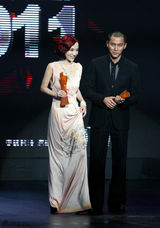 组图：霍思燕获风尚女艺人 火红造型不失优雅