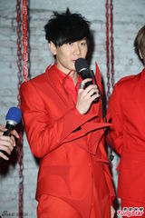 组图：林俊杰与阿信合拍MV 红色西服抢镜十足