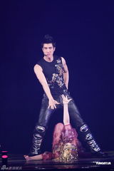 组图：王力宏开唱战袍驾坦克 与伴舞玩暧昧