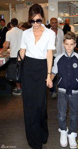 组图：维多利亚带儿子游玩 小潮男星样十足