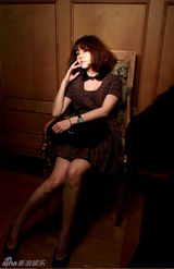 组图：成宥利写真现场照 眼神冷傲电力十足