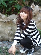 组图：刘惜君田园写真曝光 甜美微笑展清新气质