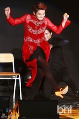 组图：TEENTOP粉丝见面会 卖萌扮女装引爆笑