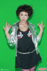 组图：吴君如加拍《金鸡》重口戏 怀抱大香蕉