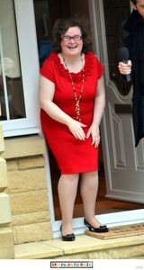 组图：苏珊大妈50大寿穿红裙 搬新家镜头前摆Pose