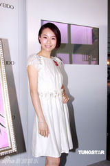 幻灯图：邓丽欣做活动享受按摩 尴尬微笑称很舒服