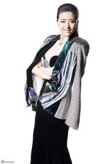 组图：黄小蕾与戴军拍写真飒爽干练