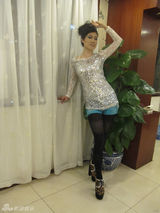 组图：芙蓉姐姐黑丝装嫩 小腿微凸自称相当性感