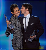 组图：妮娜伊恩收获荧幕情侣奖 重修旧好拥吻