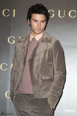 组图：琦琦孟广美红配绿走秀 孟广美明年春天结婚