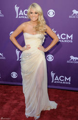 高清组图：凯莉-安德伍德裸色抹胸礼服性感亮相