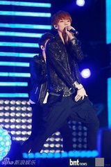 组图：众韩星开唱 EXO-K霸气T-ara性感