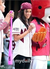 组图：米歇尔-罗德里格兹为韩国棒球赛开球