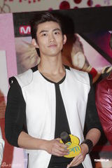 组图：韩国组合2PM抵港 击掌会与歌迷同乐