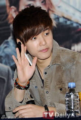 组图：韩团CNBLUE开签名会 郑容和金发引关注