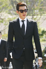 组图：韩片《朋友2》热拍 金宇彬晒黑正装帅酷