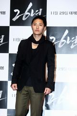 高清组图：韩片《26年》试映 任瑟雍架拐出席