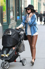 组图：超模米兰达-可儿带儿子散步 装扮时尚