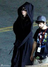 组图：《蝙蝠侠前传3》洛杉矶赶拍 海瑟薇造型魅惑