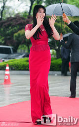 组图：百想红毯朴有天帅气 女星主打黑裙秀性感