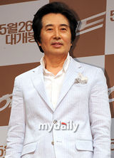 组图：朴艺珍白尹植等出席新片《Head》发布会