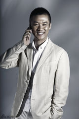 组图：黄志忠突破军人形象展潮男风范