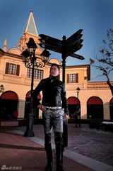 组图：果静林冬日户外大片 余晖中展潮男范儿