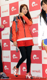 组图：韩团2PM与SISTAR着亮丽休闲装站台