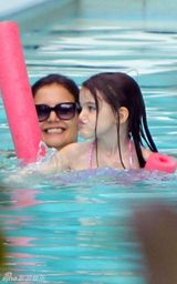 组图：克鲁斯爱女苏瑞游水出水芙蓉 凯蒂暴瘦