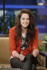 组图：斯图尔特做客《今夜秀》 衣着随性不拘小节