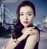 组图：陈思思台历写真 四季主题展多样风情