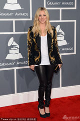 组图：《生活大爆炸》女主角Kaley干练装扮亮相