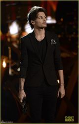 组图：单向乐队登台表演 深情献唱热力十足