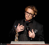 组图：德普荣获杰出造型奖 登台大展熟男魅力