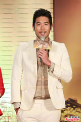 组图：李欣汝“丑女”变名模 忆当年失控飙泪