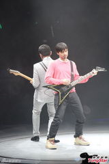 组图：雷颂德个唱献歌儿子 郑秀文助阵掀高潮