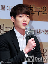 组图：韩片《朋友2》发布 金宇彬正装黑超耍帅