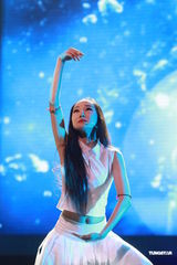 组图：张靓颖绿衣衬环保 萨顶顶秀舞技