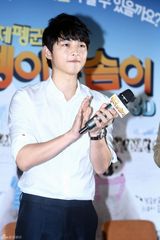 组图：《南极的眼泪》首映 宋钟基帅气助阵